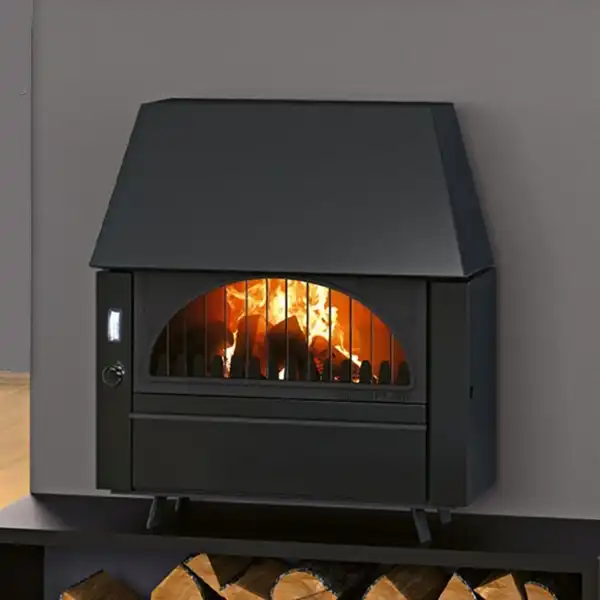 Kamin Rustikal E Alfa Plam. Kkamin je izrađen od livenih i limenih pozicija i sa prednje strane kamina na ložištu nalaze se vatrootporna stakla