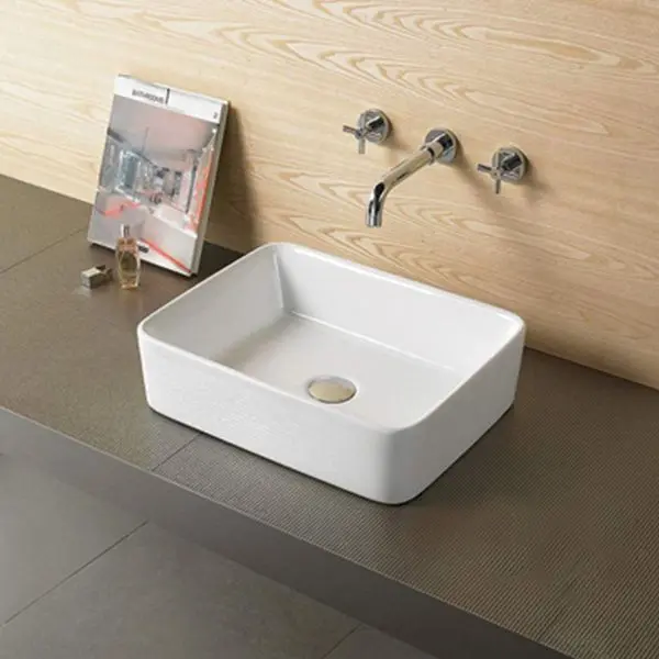 Nadgradni lavabo 480x370x130 Minotti 7005 kombinuje moderan dizajn i najfiniju sanitarnu keramiku kako bi pružio elegantno i funkcionalno rešenje za vaše kupatilo.