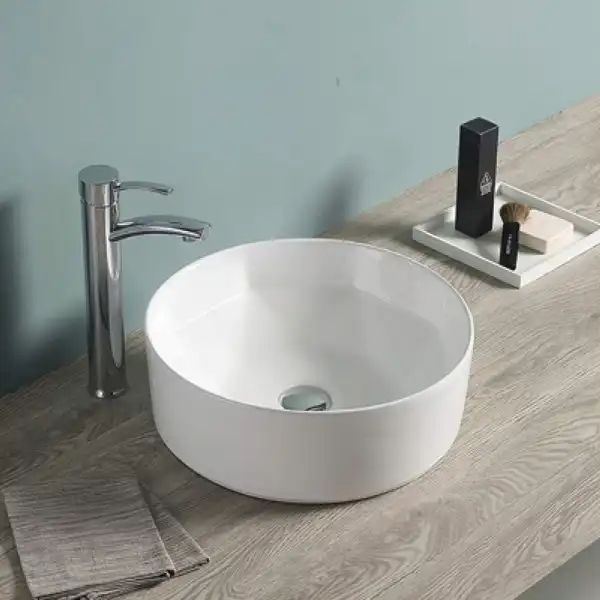 Nadgradni lavabo 410x145 Minotti 7015 kombinuje moderan dizajn i najfiniju sanitarnu keramiku kako bi pružio elegantno i funkcionalno rešenje za vaše kupatilo.