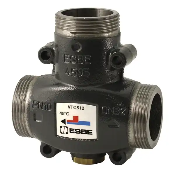 Trokraki termostatski ventil VTC512 5/4" Esbe. Ugrađuje se u sisteme grejanja sa kotlovima na čvrsta goriva uz akumulacione rezervoare. Održavanje temperature u kotlu min. 60°C čime štiti kotao od kondenzacije.